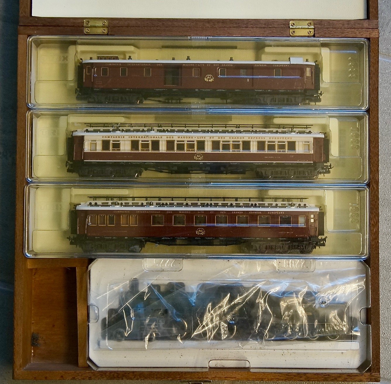 Trix/Model Power Orient Express Train Set – Locomotive w/ 3 Passenger Cars-NEW