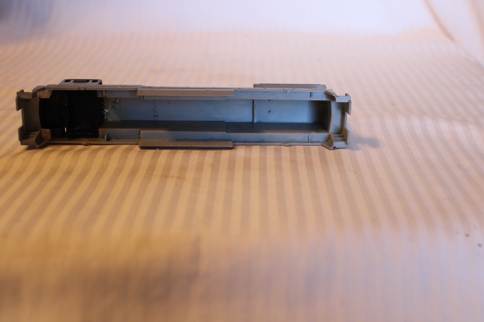 HO Scale Unbranded, Diesel Locomotive, Gray, Undecorated SHELL ONLY #G-1
