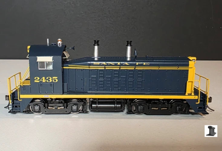 Rapido HO Scale ~ EMD SW9 ~ Santa Fe ATSF #2428 ~ DC/DCC Sound Version ~ 027563