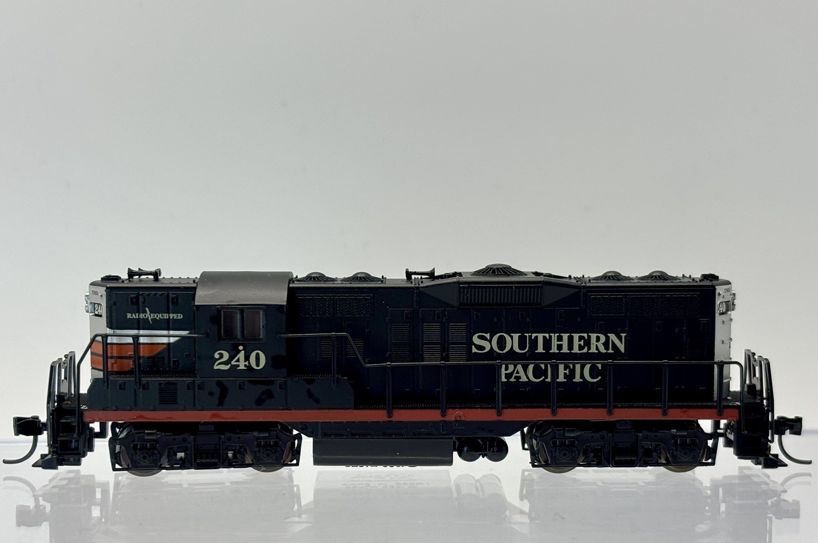 N Scale Atlas 48329 Southern Pacific GP-9 Ph. 2 Diesel Locomotive SP #240