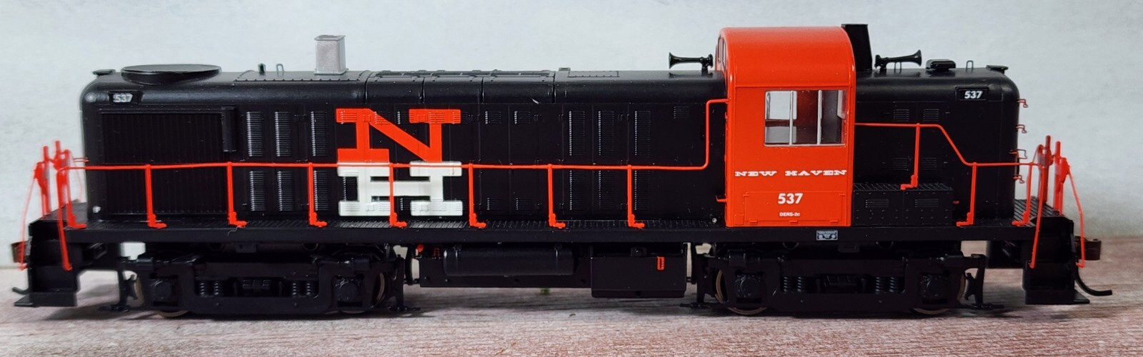 New Haven Railroad ALCO RS-3 Diesel Locomotive 537 Athearn 96765 with DCC Plug