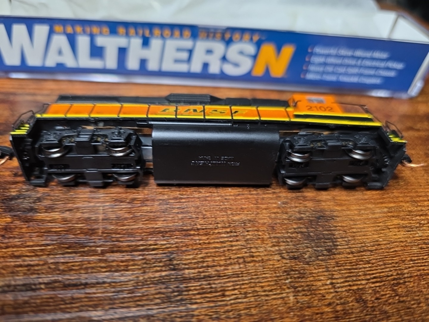 Walthers N 929-50301 EMD GP38-2 BNSF 2102 DCC READY