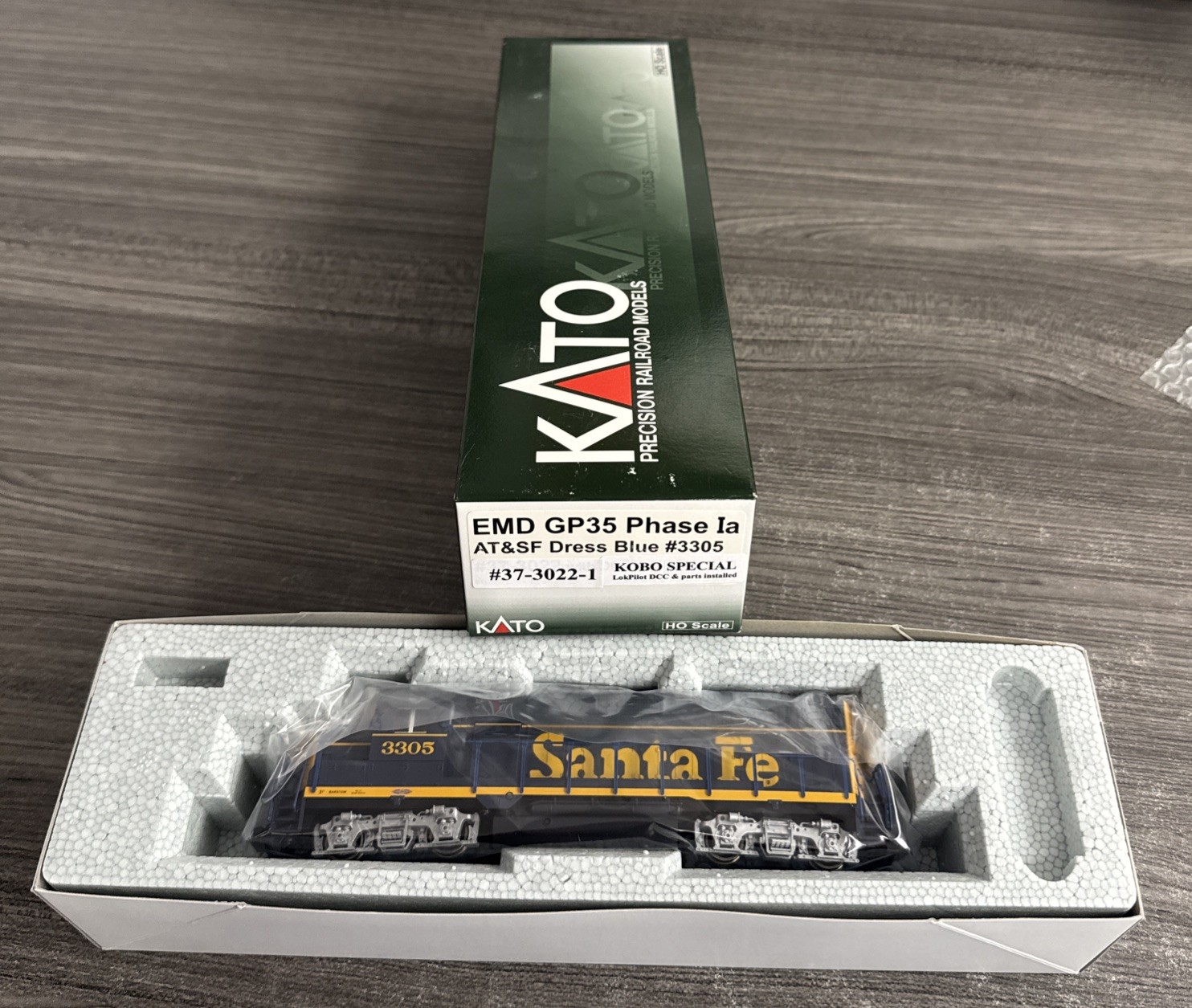 KATO HO #37-3022-1 AT&SF EMD GP35 Phase Ia w/DB #3305 Dress Blue w/LokPilot DCC!