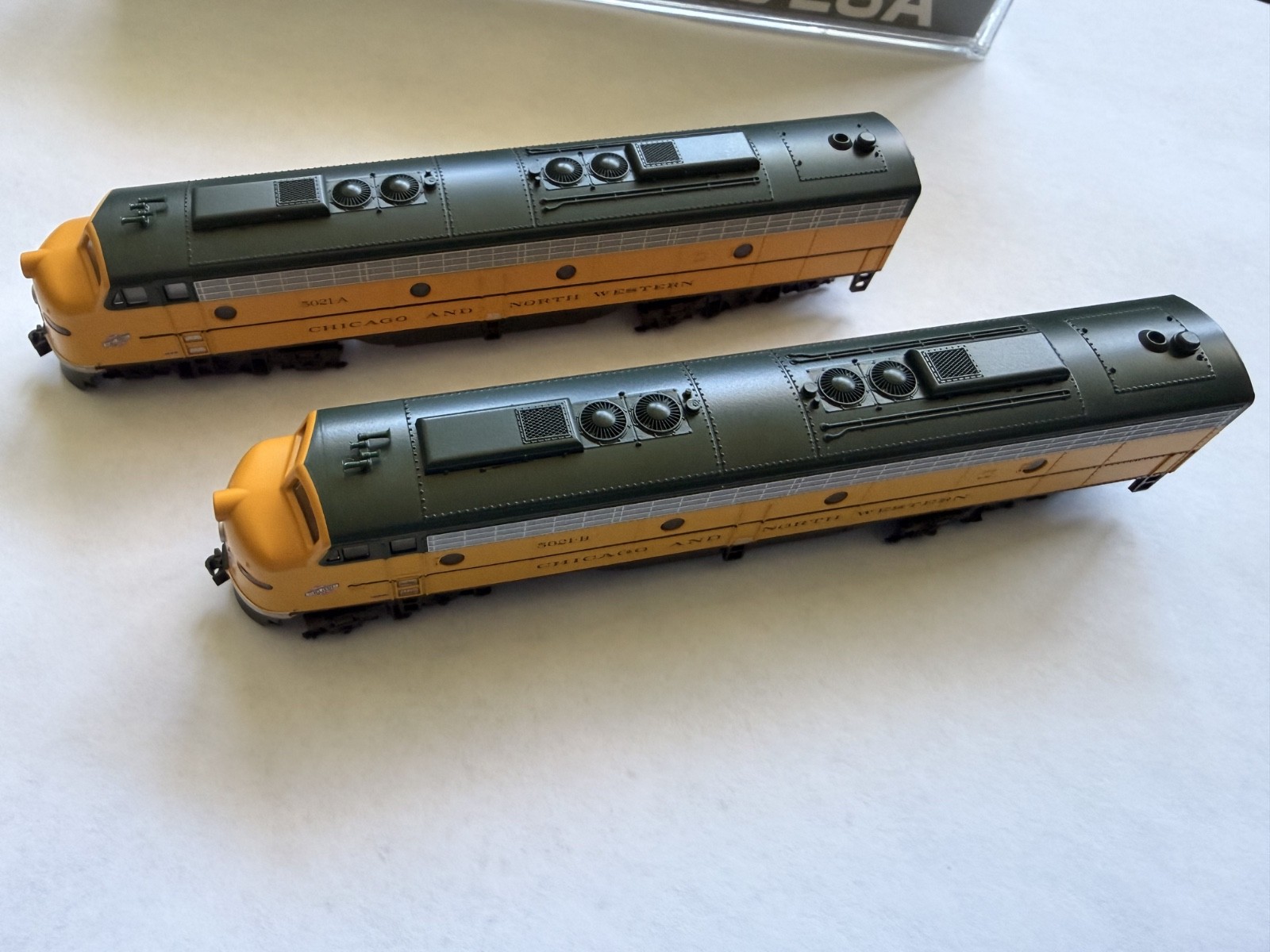 🚂 KATO N SCALE CHICAGO & NORTHWESTERN CNW EMD E8 DIESEL LOCO PAIR 5021A 5021B