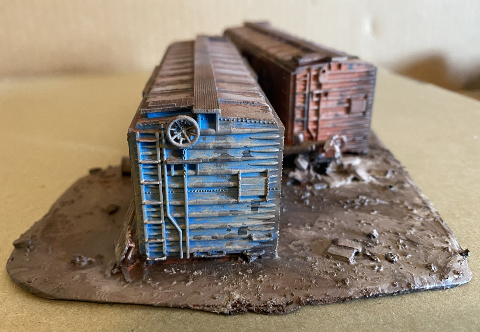 HO Scale ICG Abandoned Double Boxcar Hobo Hideout Diorama Weathered