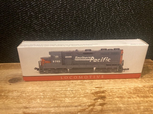 Southern Pacific Locomotive #9725 model train By High Speed Metal-Dummy N Scale