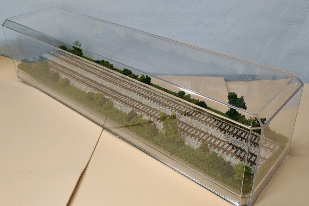N SCALE 16″ DOUBLE-TRACK DISPLAY CASE – SUMMER SCENE-FOR ANY N TRAINS