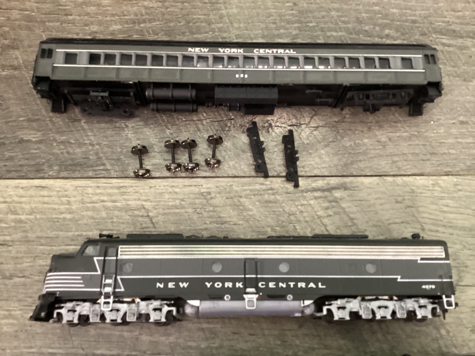 Life-Like HO Scale E8 Diesel Locomotive New York Central #4070, 305, 810