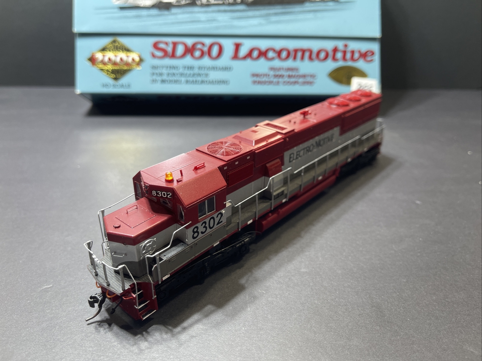 PROTO 2000 HO SCALE #23504 SD60 EMD 8302 ELECTRO-MOTIVE LOCOMOTIVE DCC