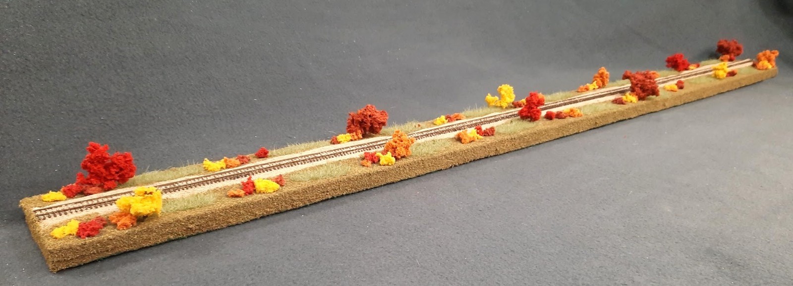 Z SCALE 36″ -“FALL FOLIAGE SCENE” DISPLAY DIORAMA – FOR ANY Z SCALE TRAINS