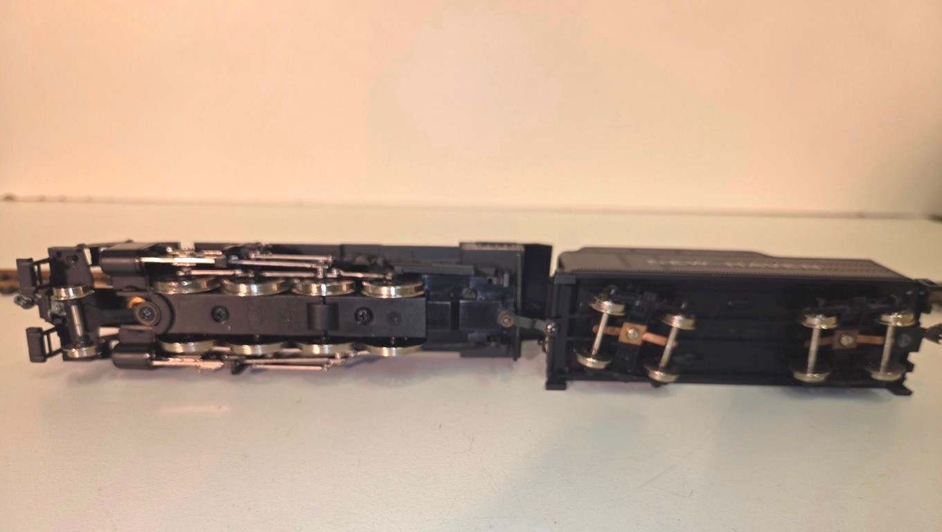 Vintage HO / IHC NEW HAVEN 2-8-0 Consolidation Locomotive & Tender w/ (4) Cars