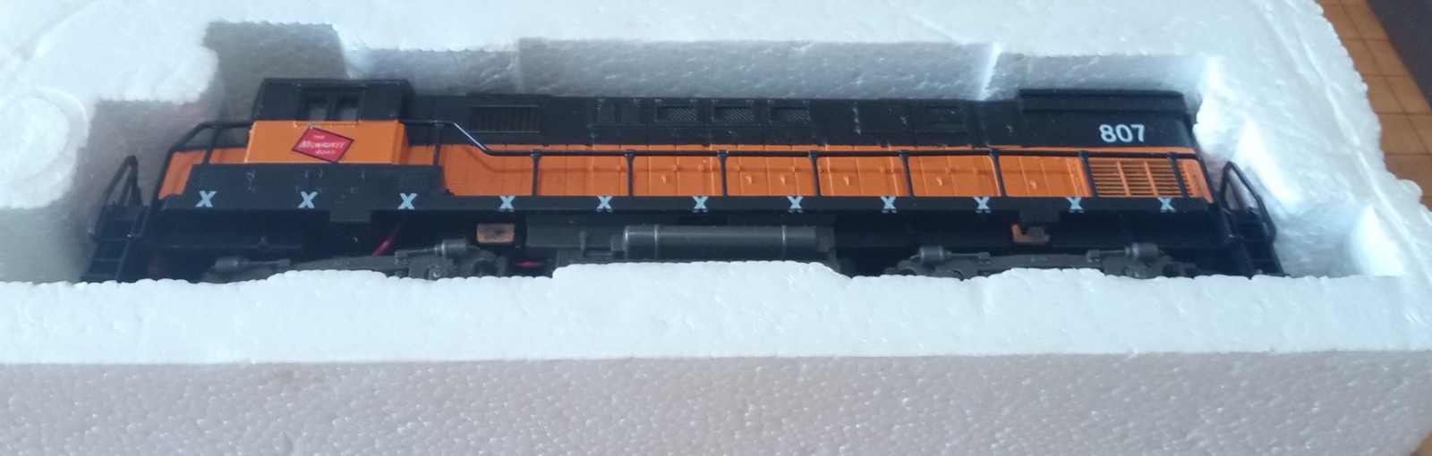 AHM HO Scale Alco Century 424 Diesel Locomotive – The Milwaukee Road 807 -…