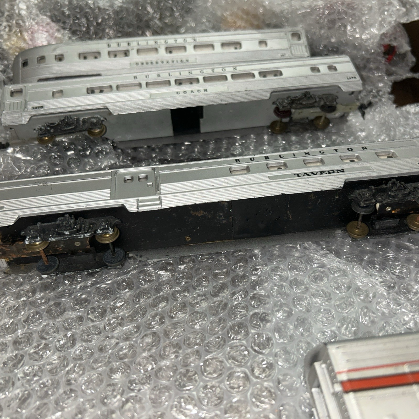 Lionel Passenger Burlington Cars And Locomotive. Untested