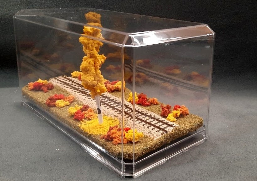 HOn3 SCALE 9″ SINGLE TRACK DISPLAY CASE – FALL FOILAGE SCENE- FOR ANY HOn3