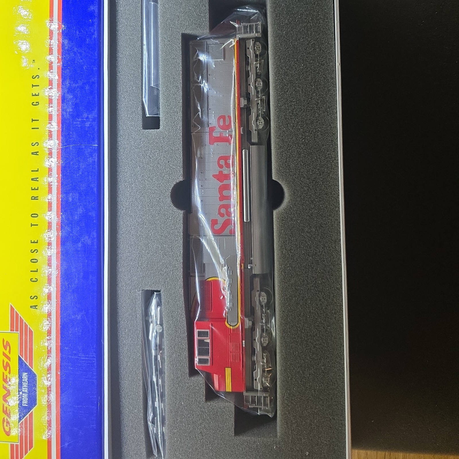 HO Scale Athearn Genesis, SD75M Diesel Locomotive, Santa Fe, No # Red & Silver