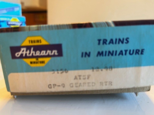 ATHEARN – HO Gauge – ATSF – GP-9 Powered Diesel Engine & Dummy #2685 -Nice Pair!