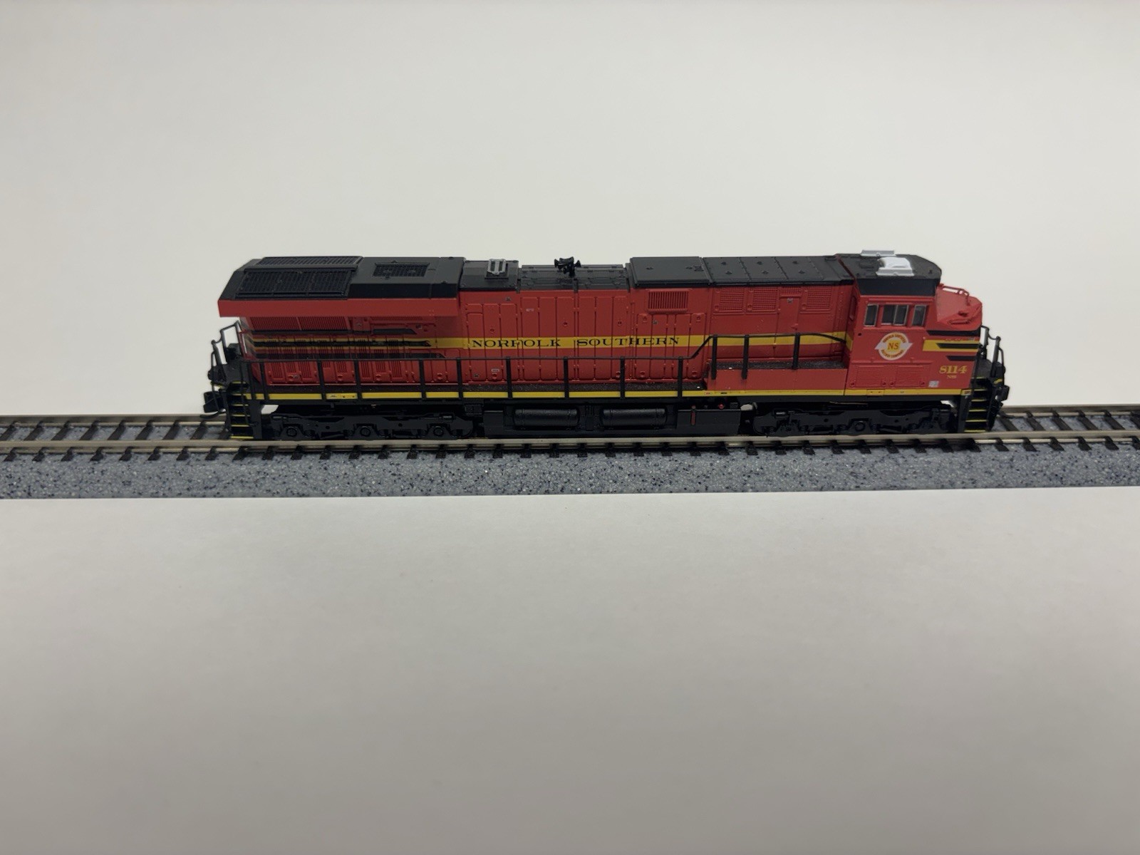 Broadway Limited N-Scale GE ES44AC NS #8114 DCC – Fully functional, Complete OGP