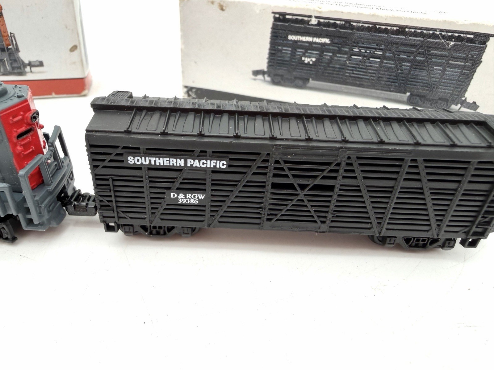 Southern Pacific N Scale Dummy Locomotive 9725 & Stock Car w/ Boxes Lot