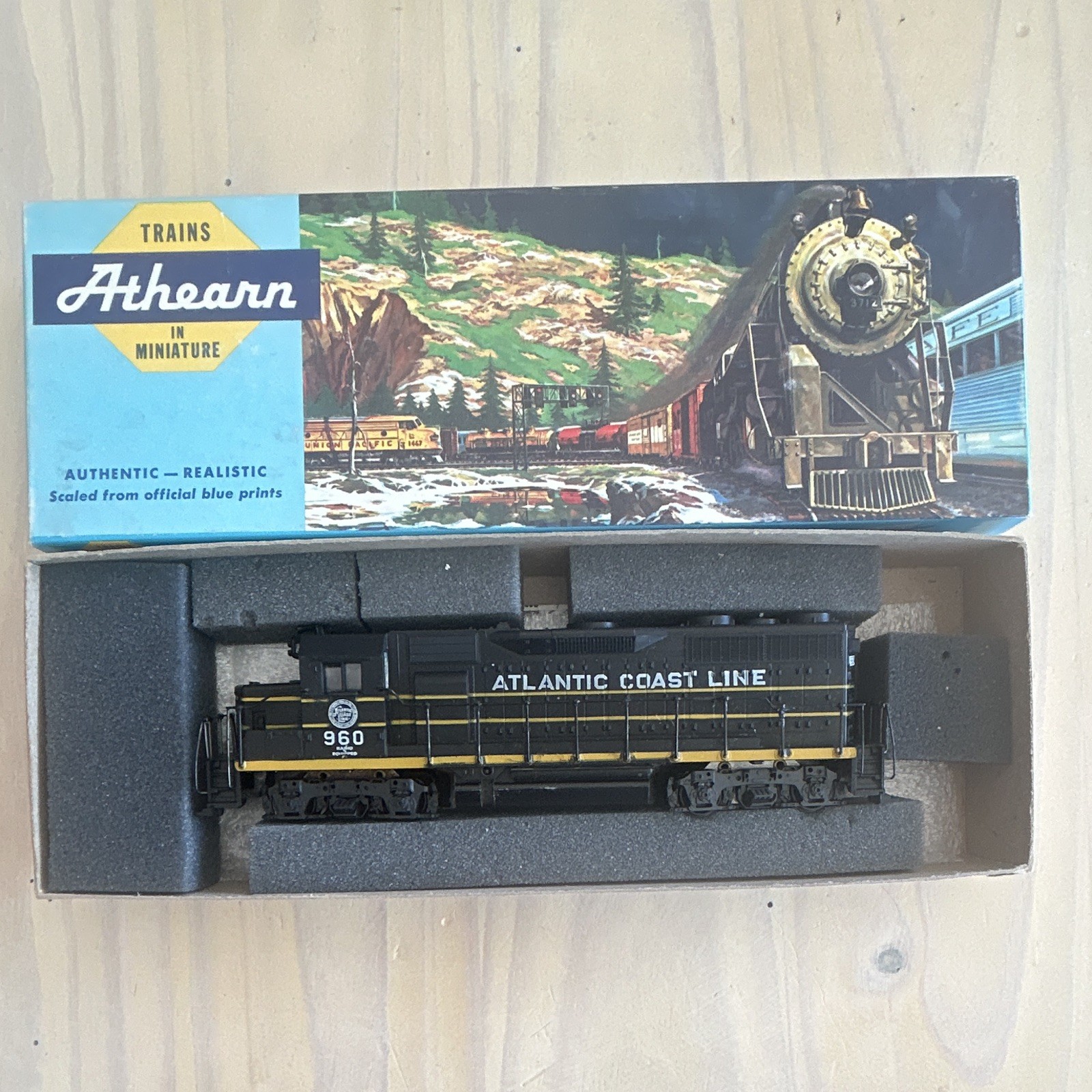 Dummy Athearn HO GE U35B Diesel Locomotive Atlantic Coast Line #960 DC Analog