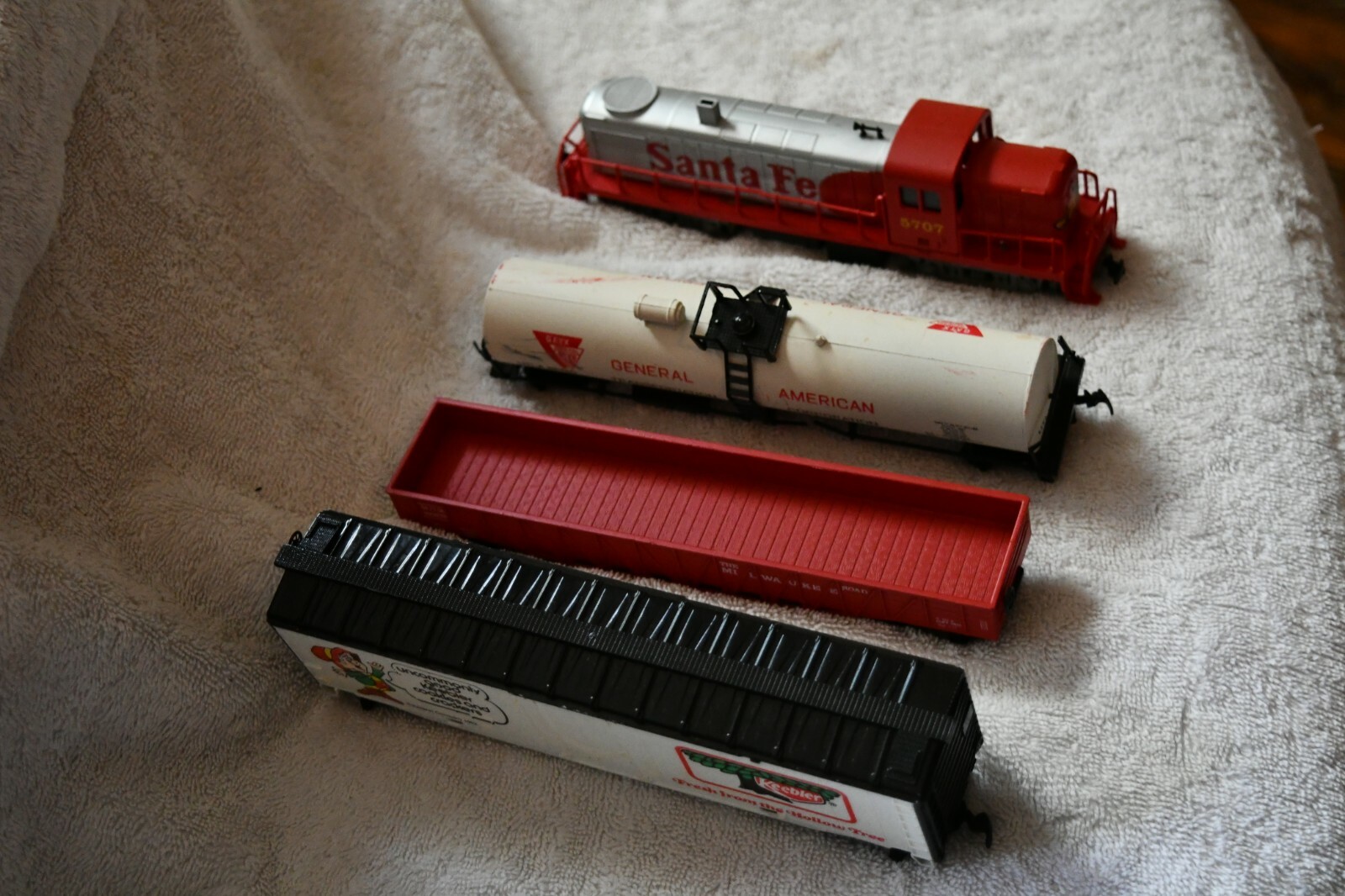 VINTAGE LOT 3 Cars Plus AHM SANTA FE #5707 DIESEL LOCOMOTIVE BUNDLE Clean 2H