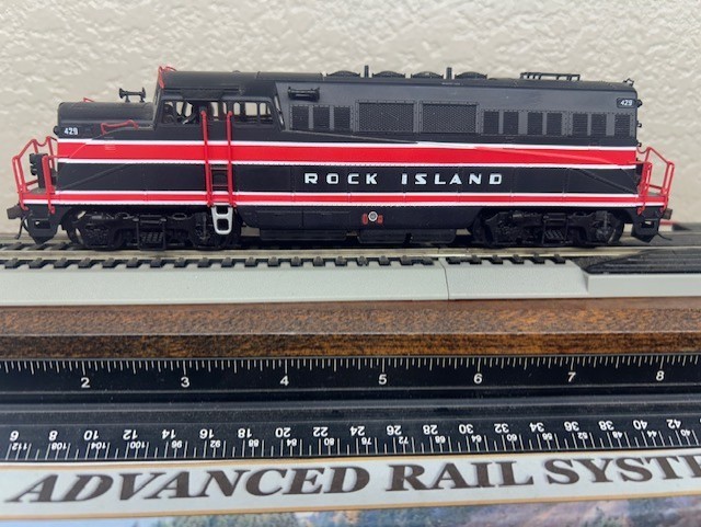 BL2 ROCK ISLAND loco – DC ANALOG HO Scale “CARBODY STYLE” PASSENGER OOP DISPLAY
