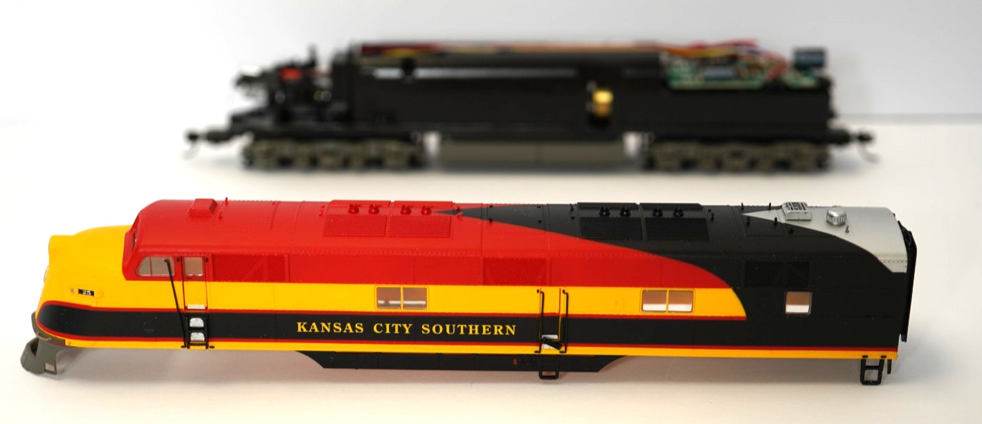 Proto2000 23211 E6A KCS #25 DC locomotive runs excellent – see description notes