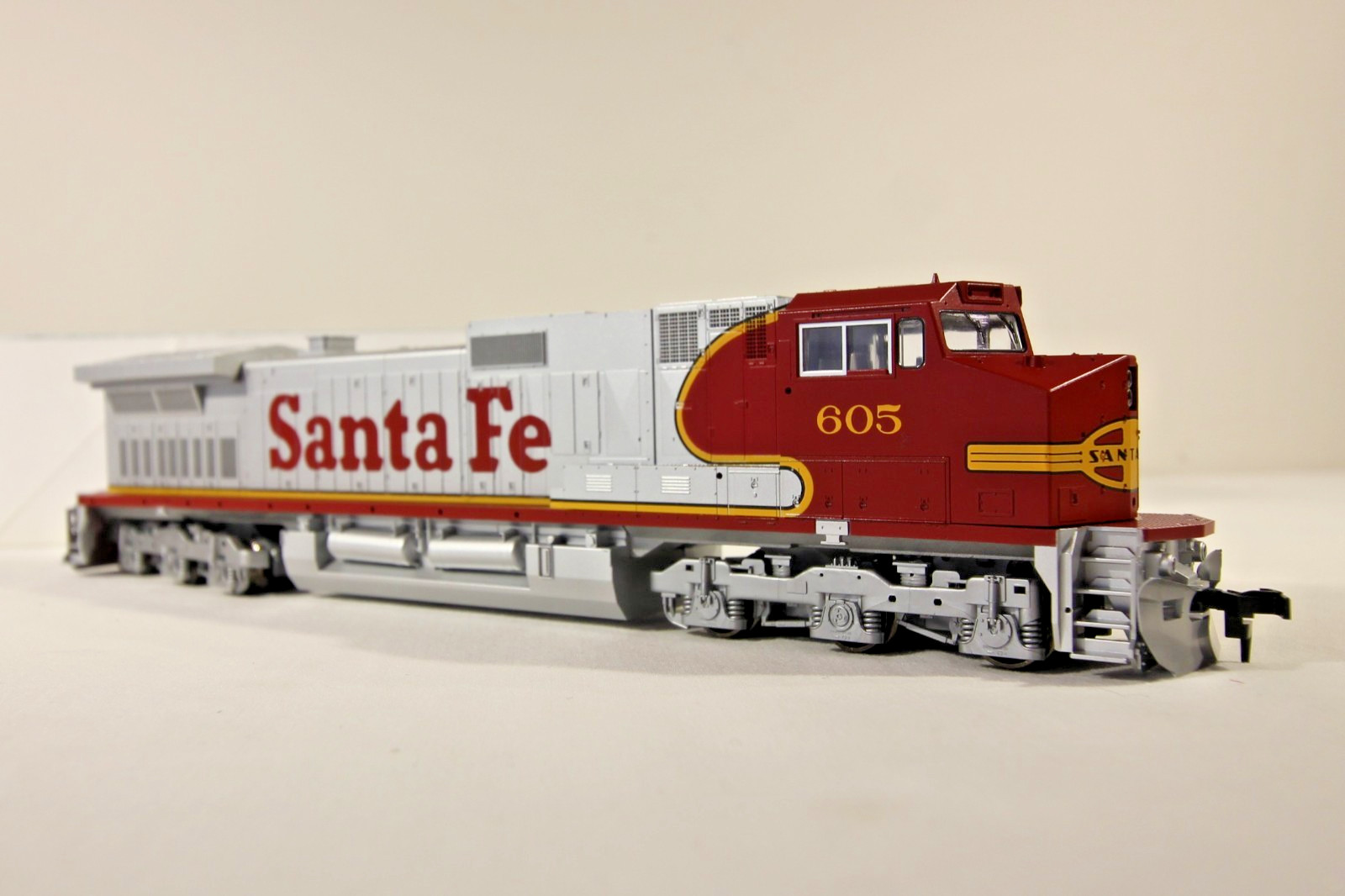 KATO HO GE C44-9W Dash 9 Santa Fe #605 37-1210 New in Box Complete
