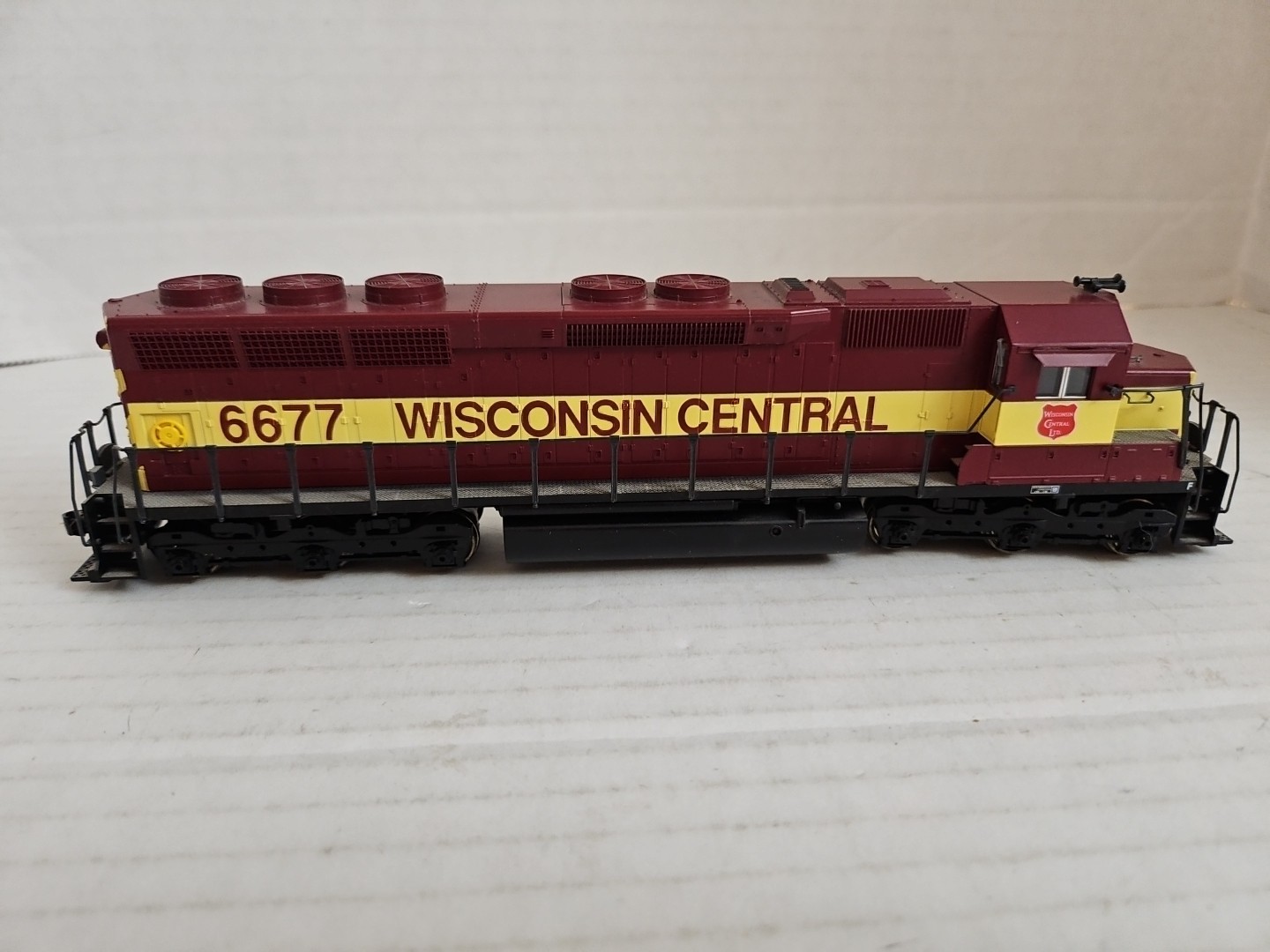HO Scale 37-1744 KATO Wisconsin Central WC SD45 Powered Train Locomotive # 6677
