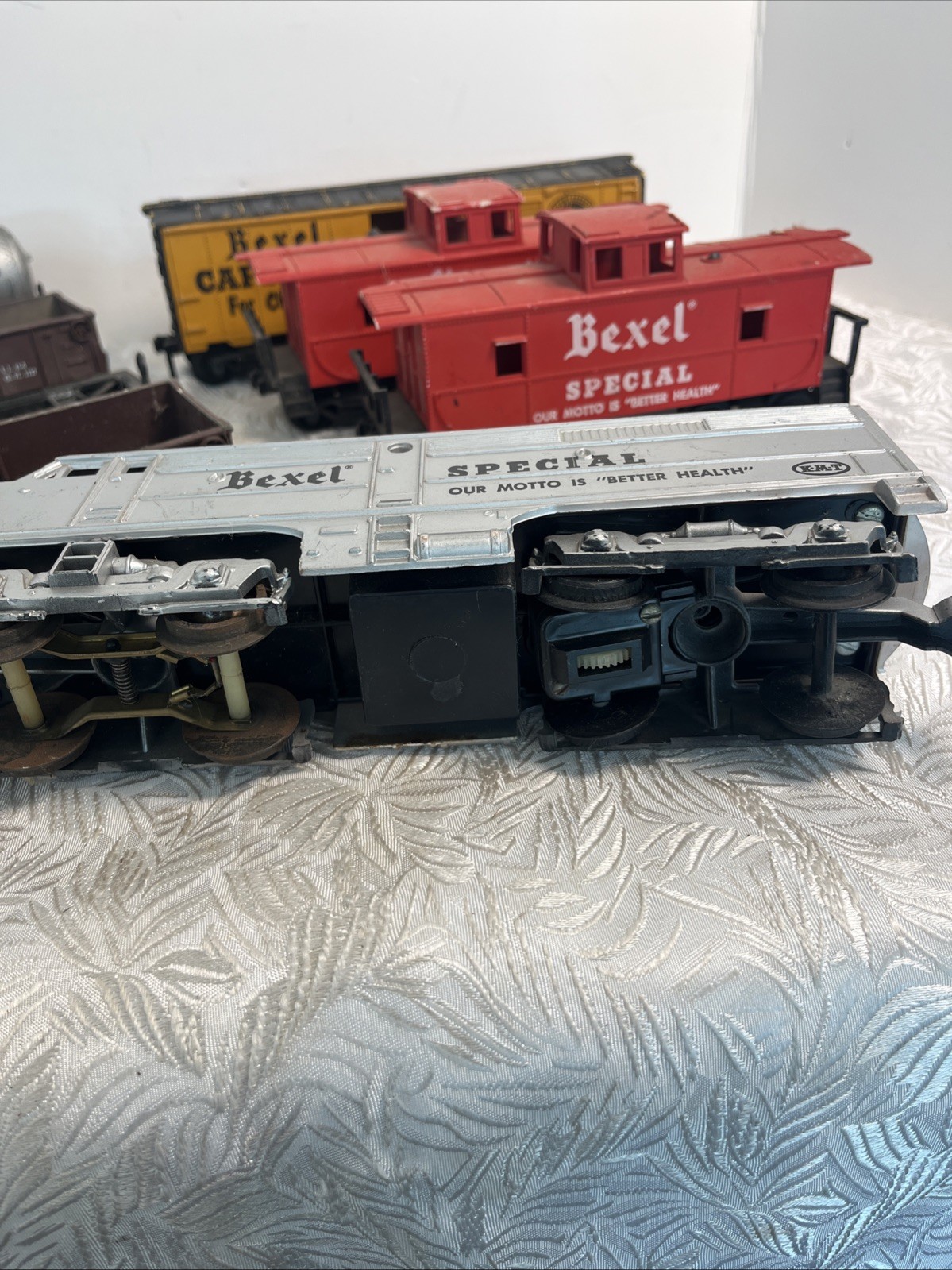 KMT Kusan Auburn Train 2716 ALCO DIESEL LOCOMOTIVE And Carts As-is Not Tested