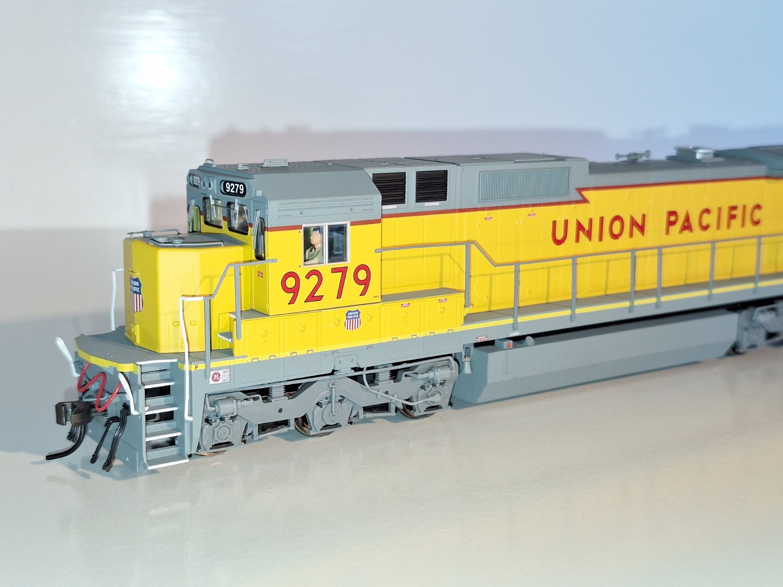 Atlas 9664 DCC & QSI Sound, Union Pacific Dash 8-40C. As New cond. HO scale.Box