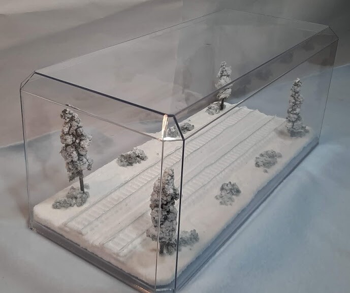 HO SCALE 16″ DOUBLE TRACK “WINTER SCENE” – DISPLAY CASE – FOR ANY HO TRAIN