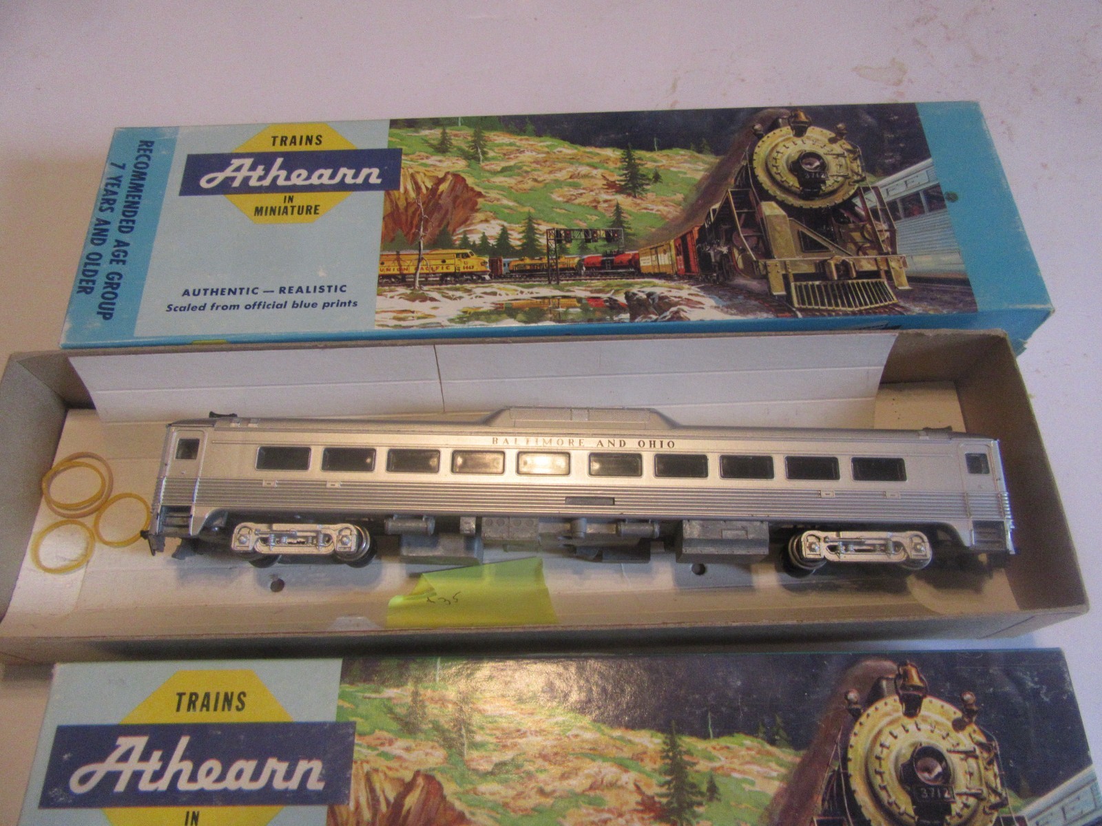 2 HO scale Athearn B&O RDC’s. 1 powered, 1 dummy. new rubber bands included.