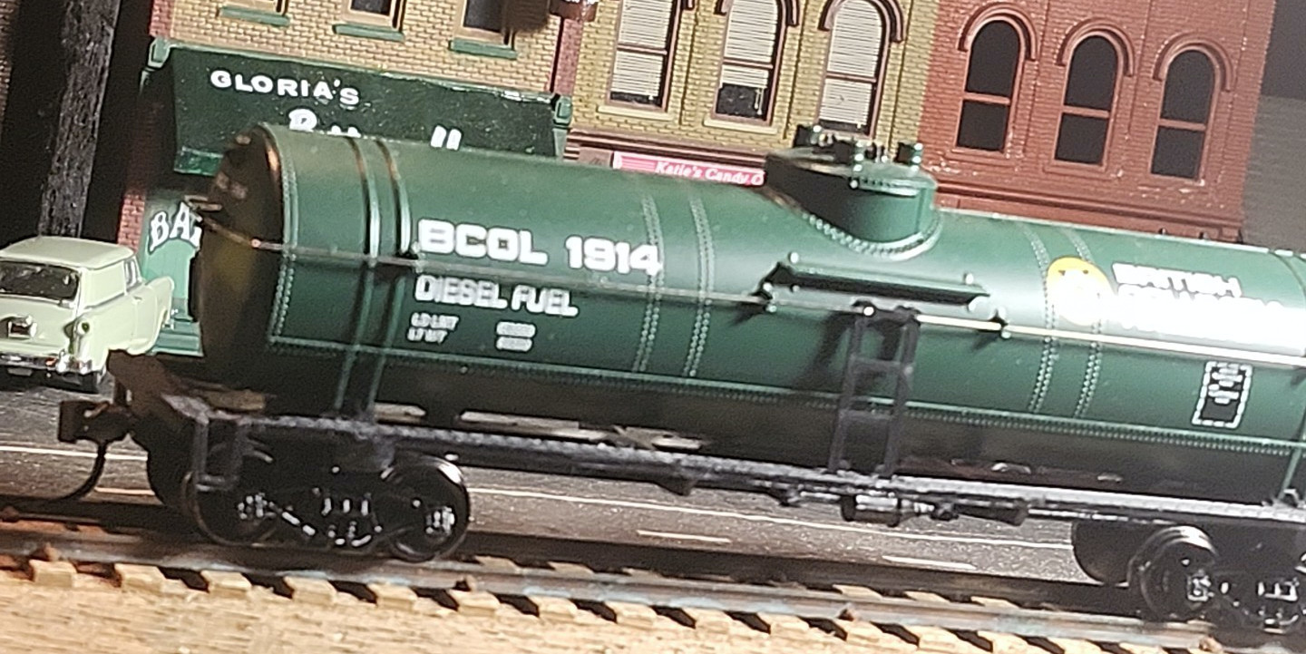 Walthers HO=1/87 Tank Cars-BCOL=BRITISH COLUMBIA RAILWAY-BUILT-RTR-LAYOUT-MW