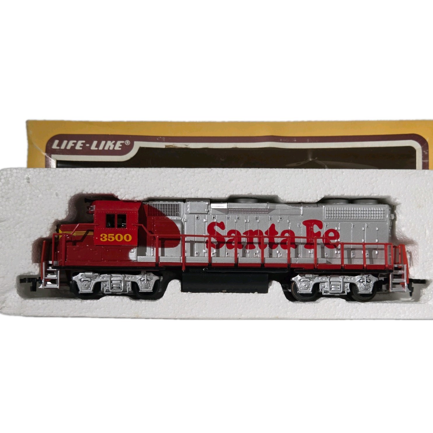 HO Life-Like Lighted Santa Fe #3500 Diesel Locomotive—Box Knc Cplrs A187