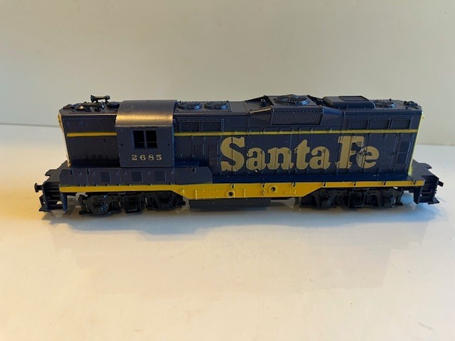 ATHEARN – HO Gauge – ATSF – GP-9 Powered Diesel Engine & Dummy #2685 -Nice Pair!