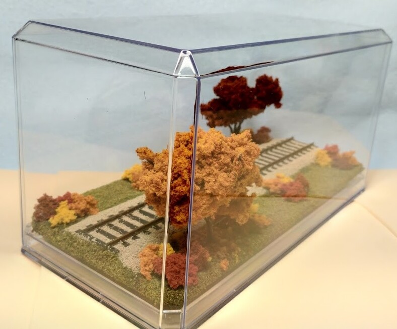 HO SCALE 9″ DISPLAY CASE -FALL FOLIAGE SCENE -FOR ANY HO LOCO & CAR