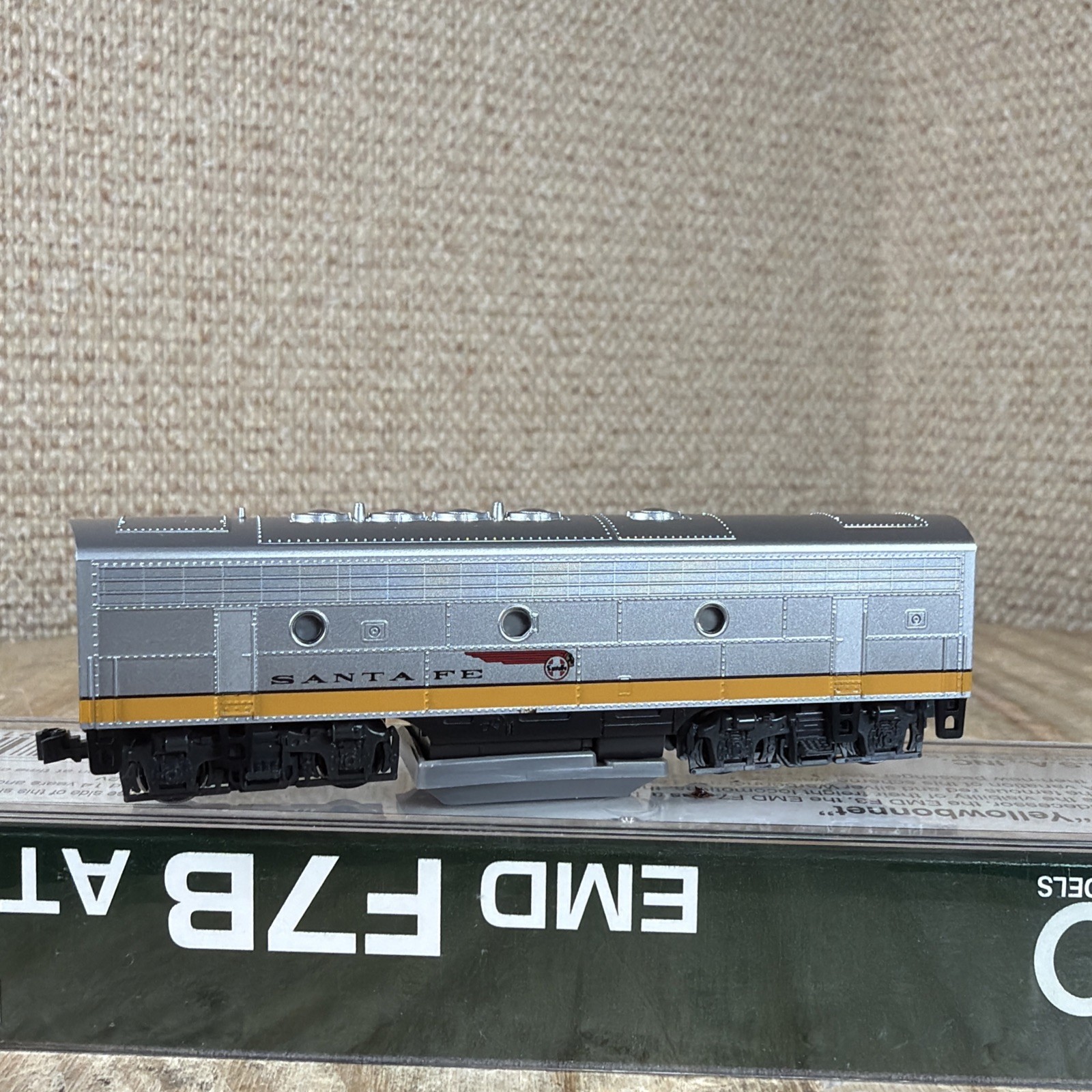 KATO 176-2215 ATSF Santa Fe Yellowbonnet Freight EMD F7B Diesel N Scale