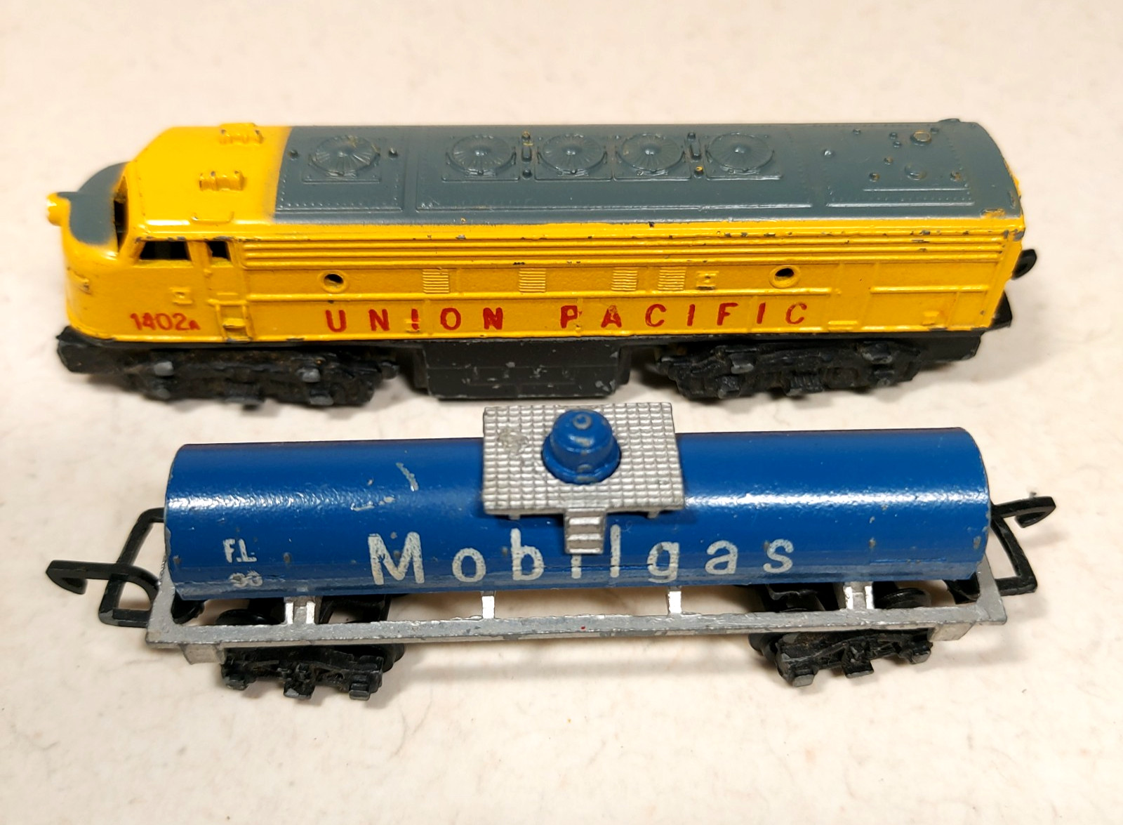 Vtg Lone Star N Scale UP Locomotive Train & Cars Houses Trucks Station England