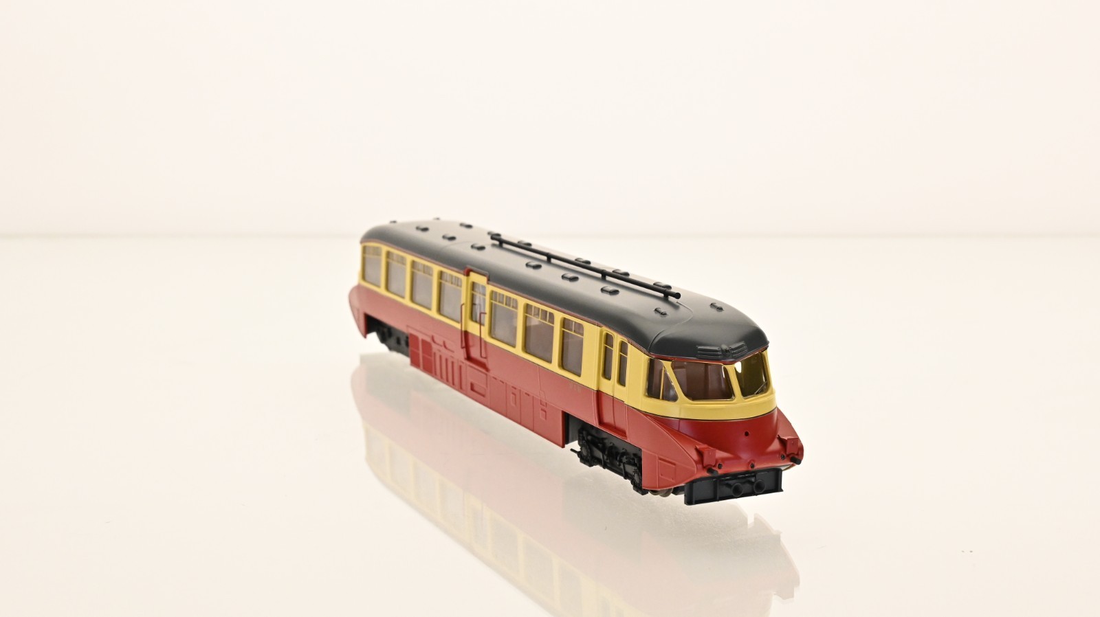 Dapol W8 BR Streamlined Diesel Railcar OO scale