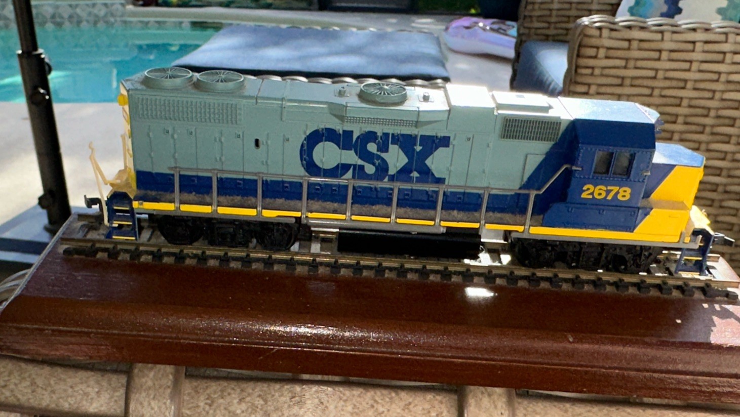 CSX Transportation Diesel Locomotive 2678 HO Scale Model on Wood Display Base