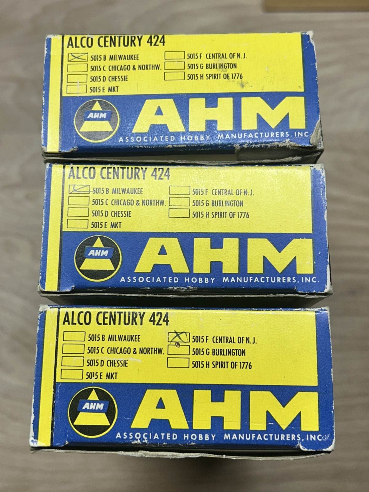 HO AHM Alco Century 424 Diesel Loco, Milwaukee Road, #807 3 EACH / I BOX WRONG