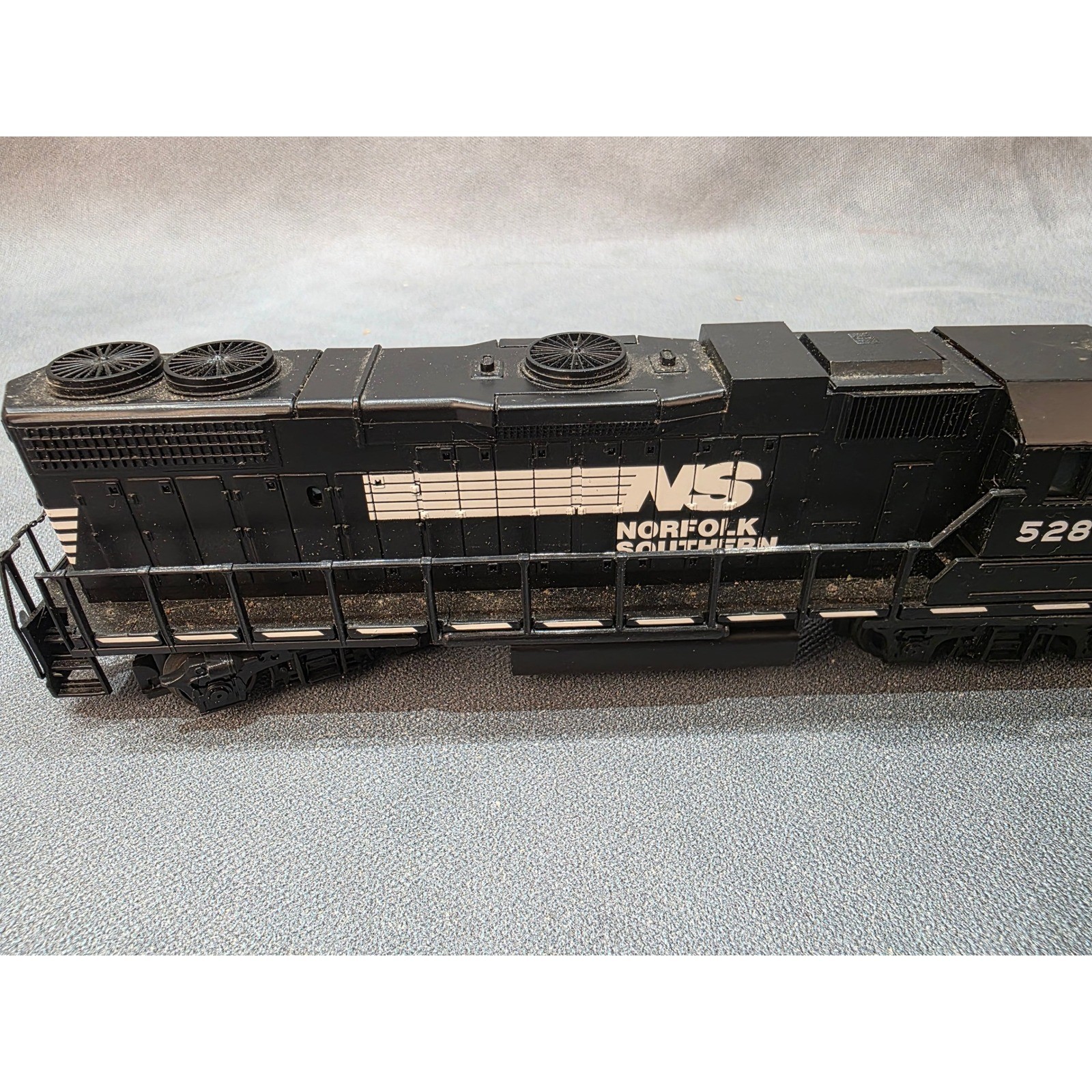 Norfolk Southern 5280 Diesel Locomotive Model Train Black White NS Livery