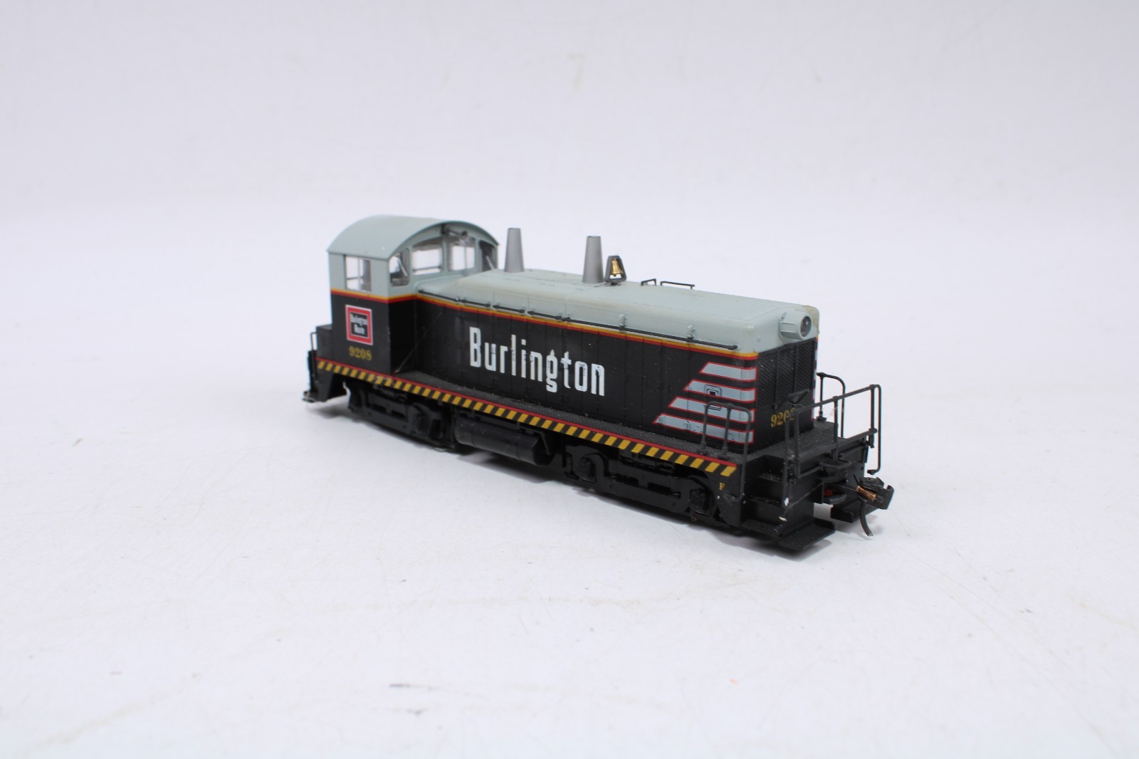KATO 37-10F HO Scale EMD NW2 Phase I Diesel Locomotive CB&Q Burlington #9208