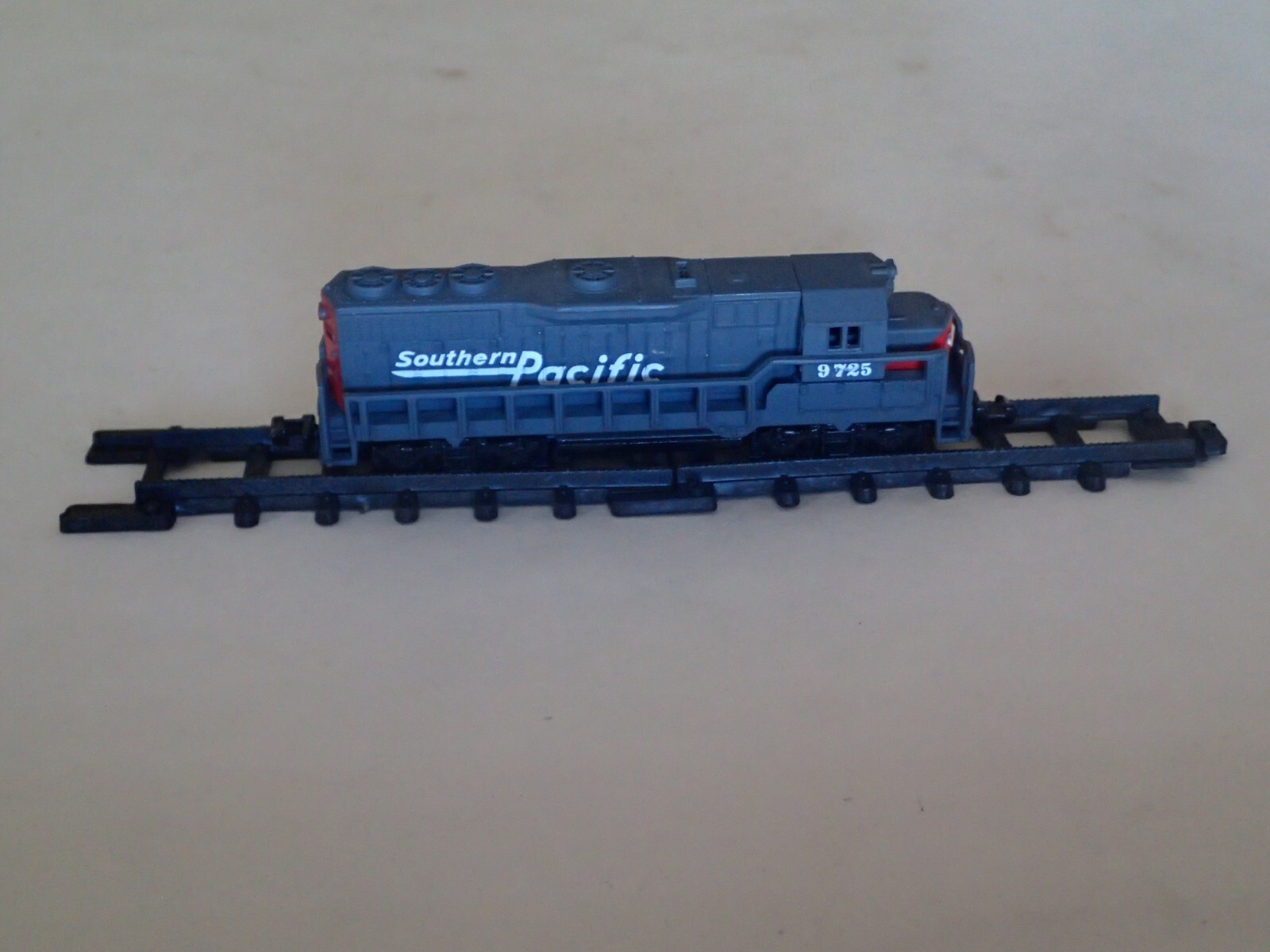 Southern Pacific Toy Train No 418 High Speed 9725, Collector Locomotive w/Tracks