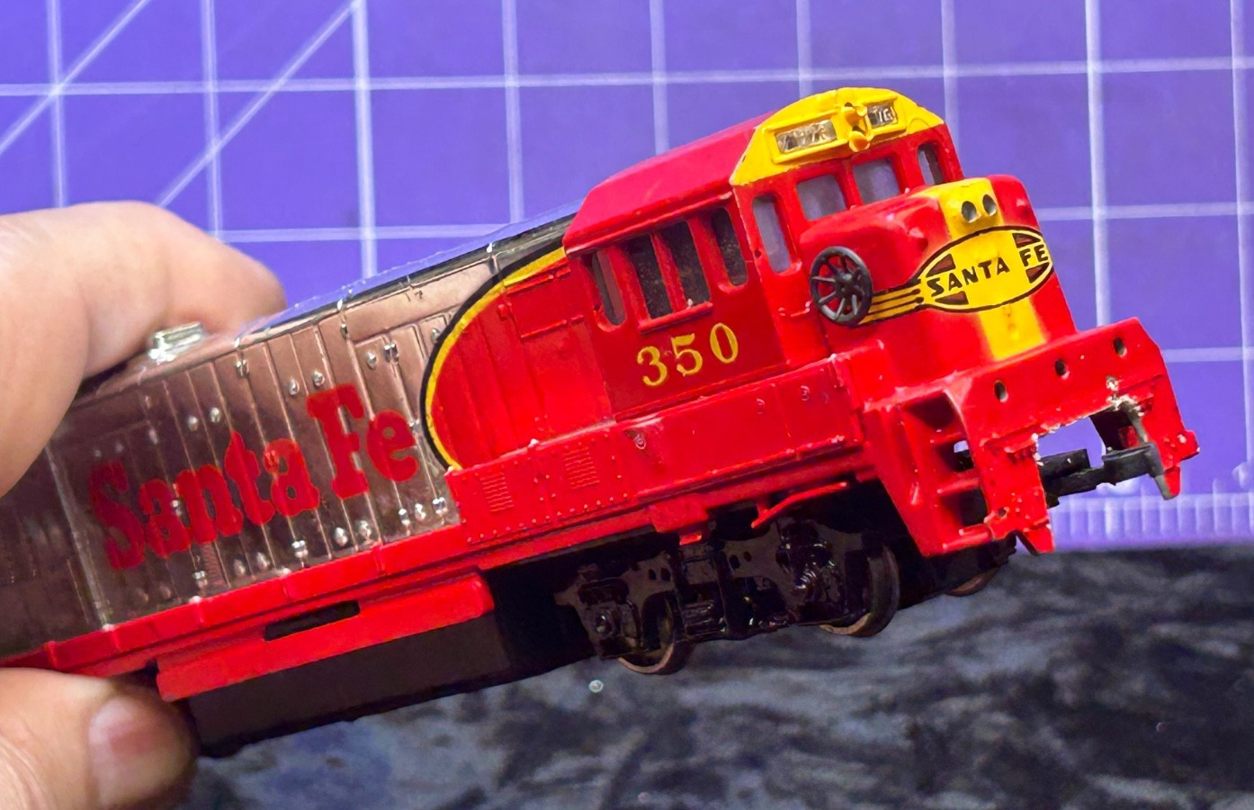 Bachmann HO Scale Santa Fe 350 GE U36B Powered Diesel Locomotive, 117 bin2