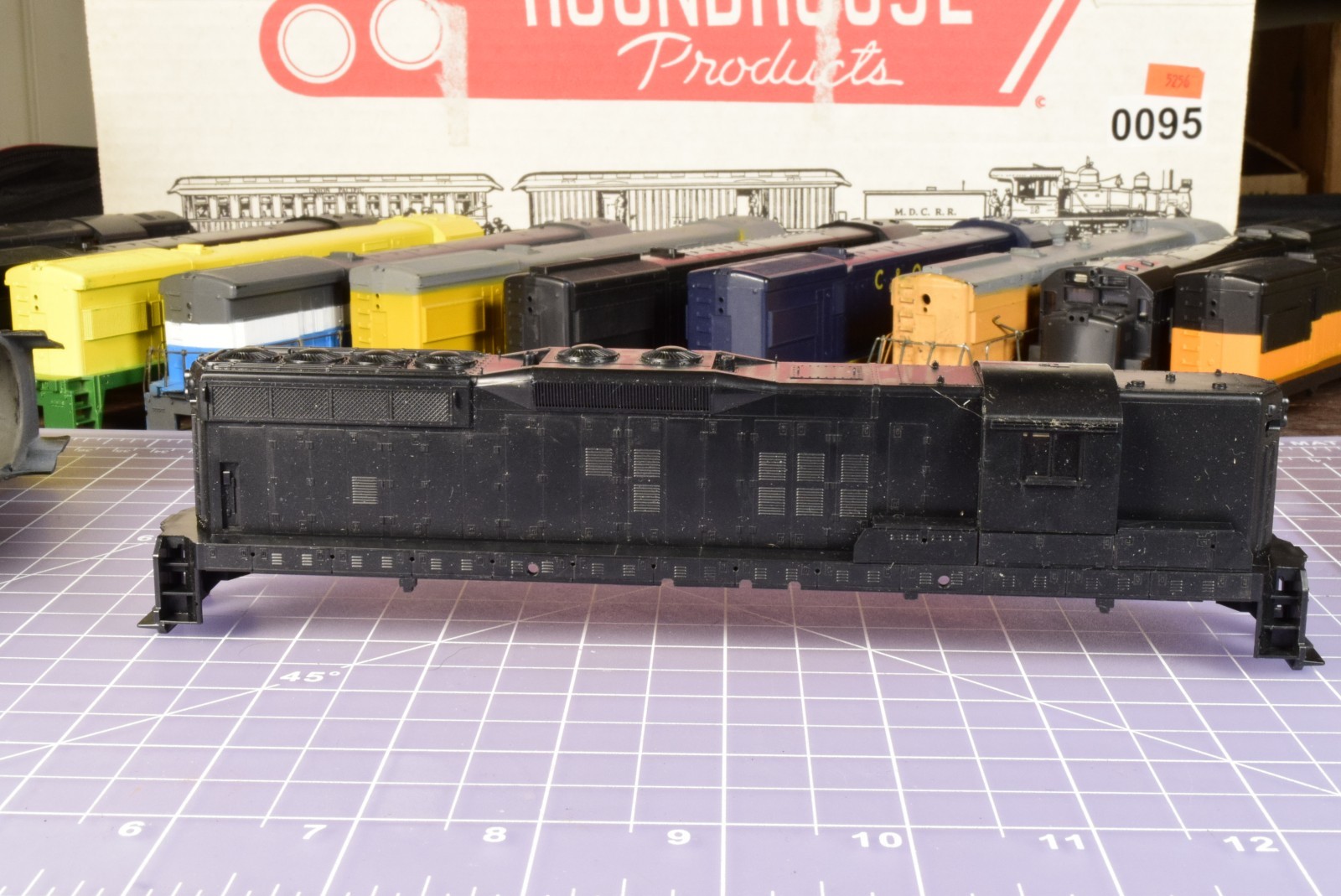 HO SHELL SD7 undecorated , NO RAILINGS has cab insert