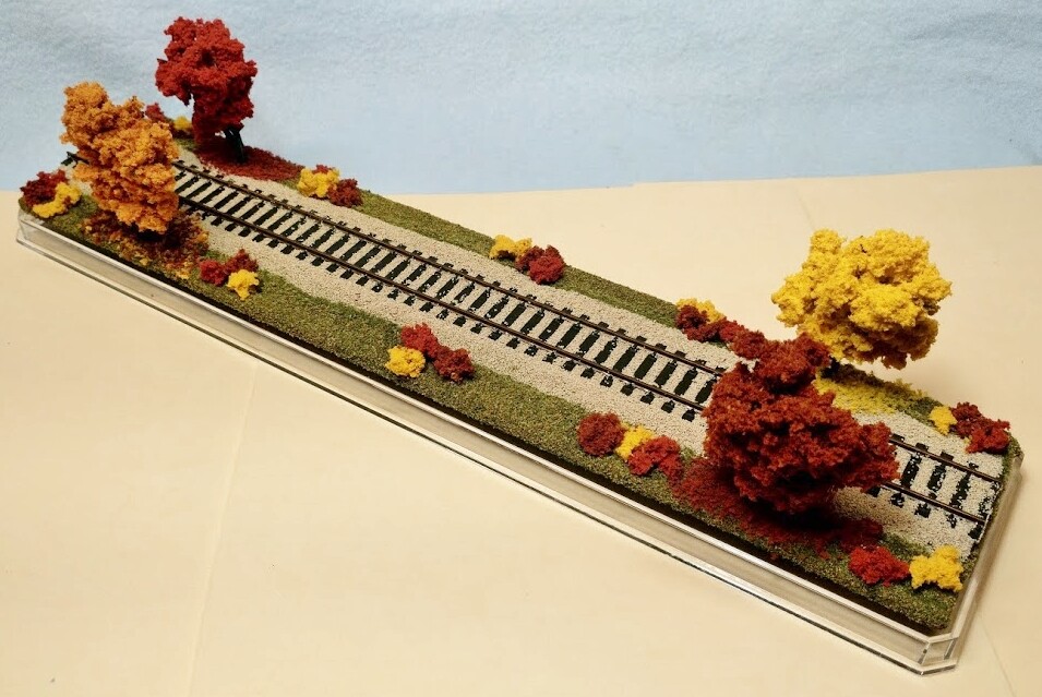 HO SCALE 16″ SINGLE TRACK DISPLAY CASE – “FALL FOLIAGE SCENE”-FOR ANY HO