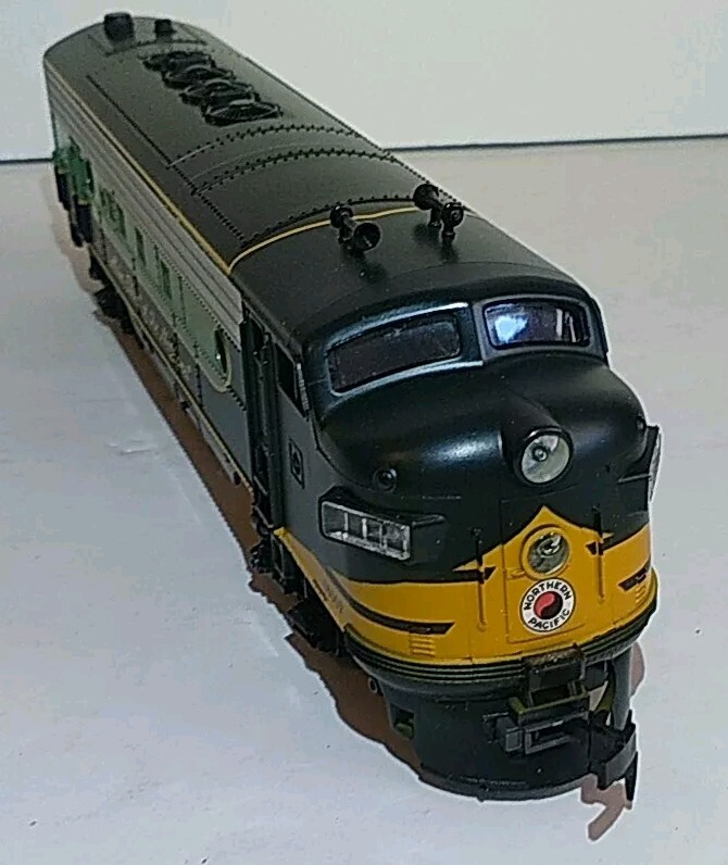 New Atlas HO Scale 8326 Northern Pacific NP 6600 FP7 Diesel Locomotive Main St.