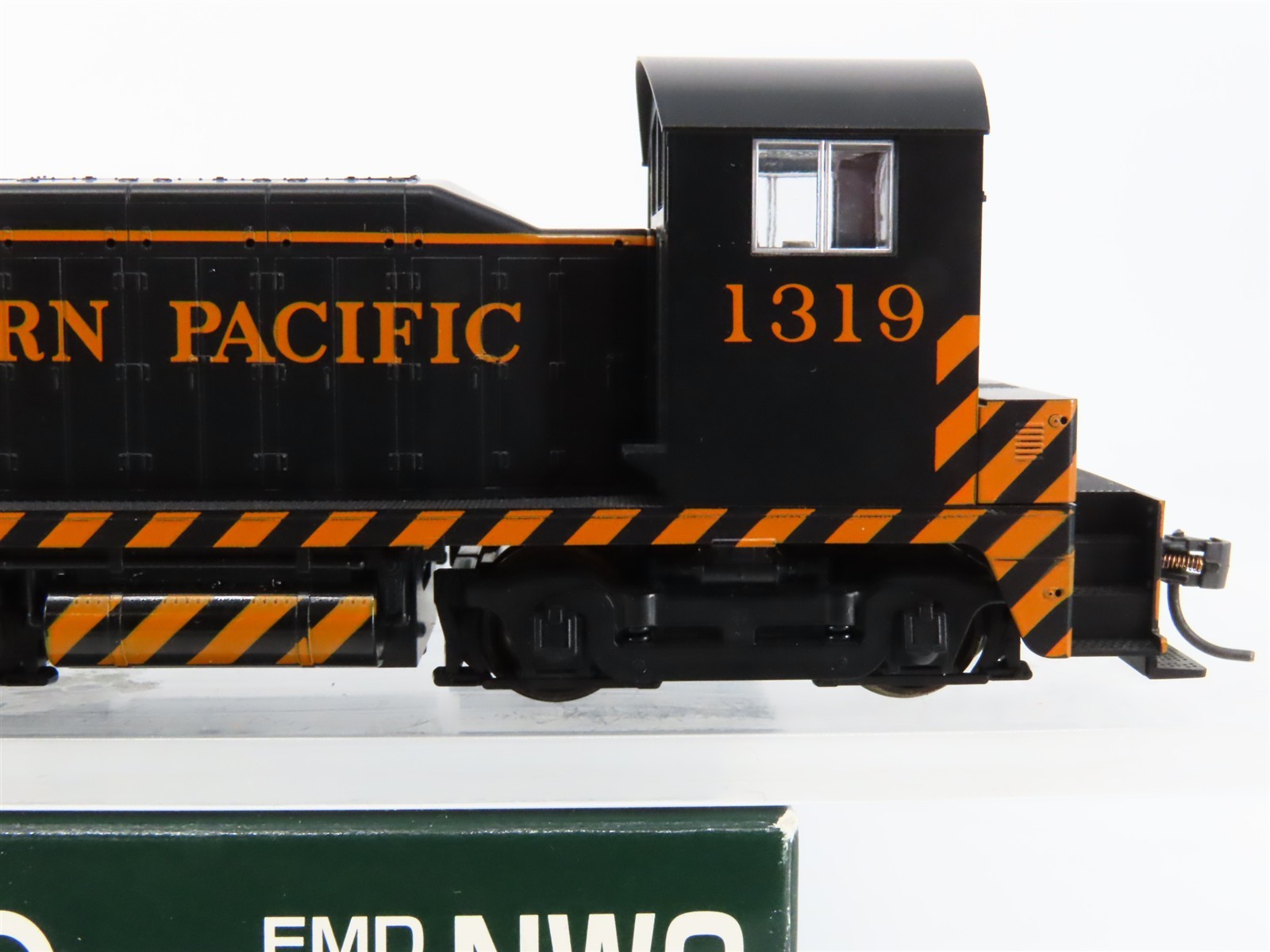HO Scale KATO 37-1011 SP Southern Pacific EMD NW2 Ph. 1 Diesel Switcher #1319