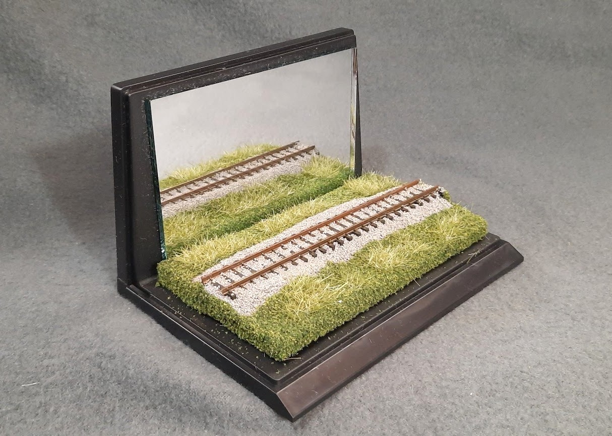 N SCALE – MIRROR- 5″ DISPLAY CASE – SUMMER SCENE – FOR ANY N SMALL LOCO OR CAR